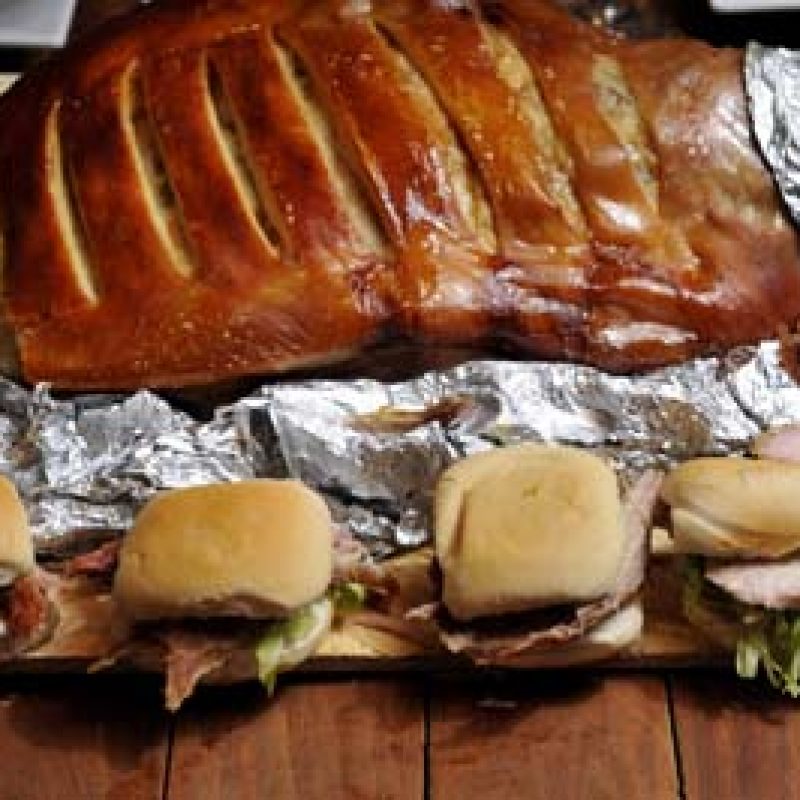 Pata de pernil lista para servir con variedad de salsas